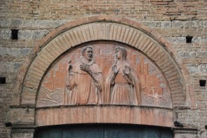 성 도미니코와 시에나의 성녀 가타리나_photo by Jim Forest_on the doors into the San Domenico Church in Siena.jpg